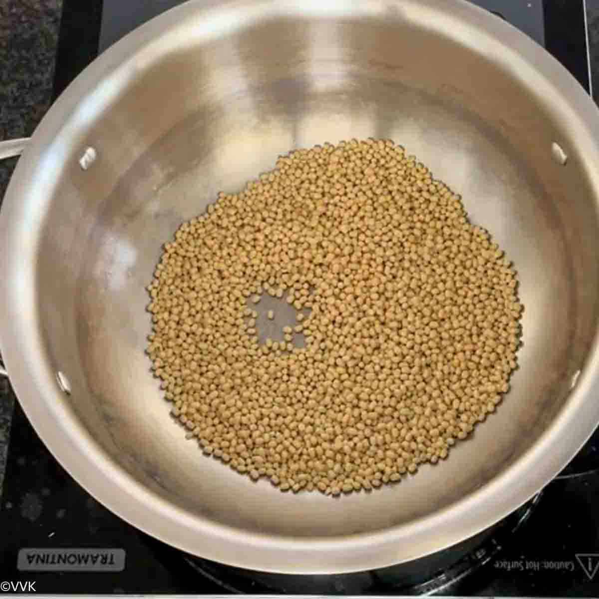 roasting urad dal