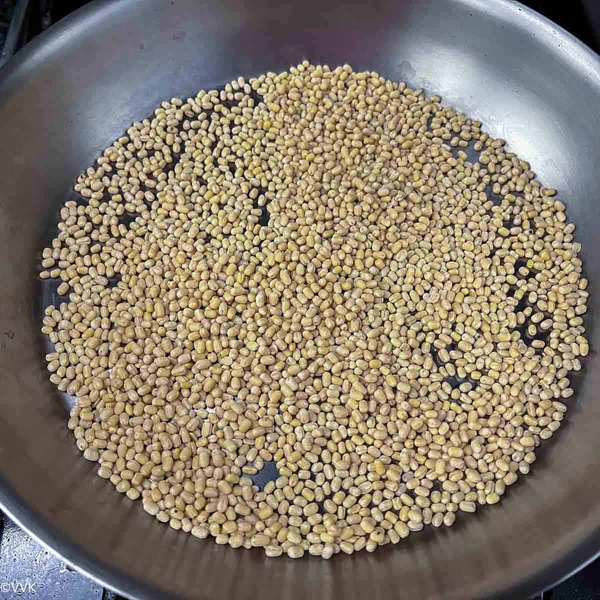 setting the urad dal for roasted