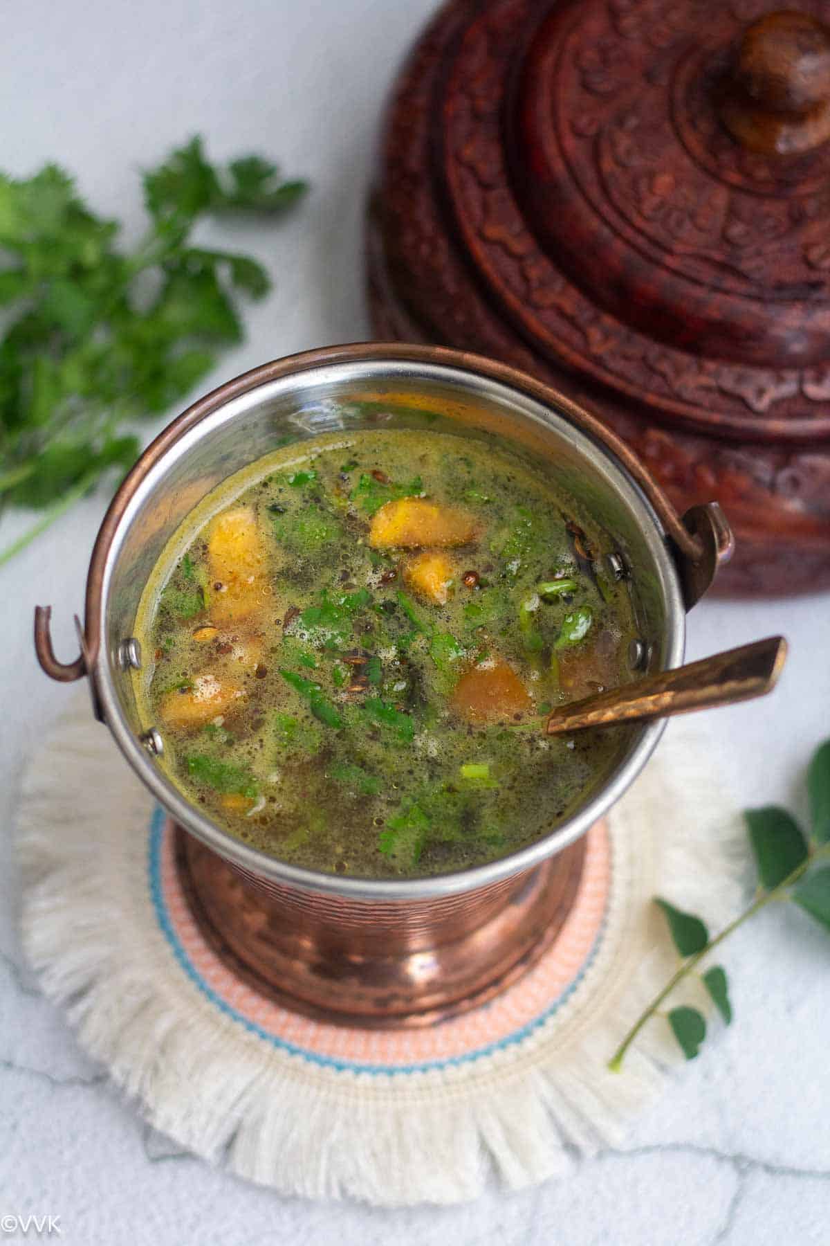 thippili rasam 采用传统餐具盛装 