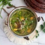 thippili rasam 的方形图像盛在小桶中